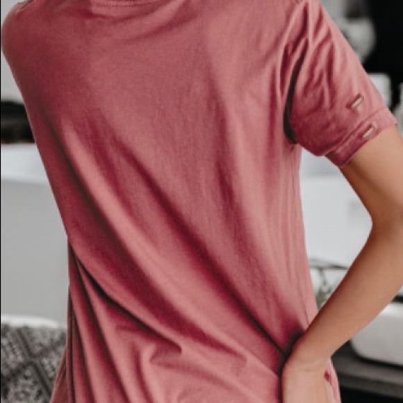 Kiss The Lips Distressed Tee - Picture 4 of 6